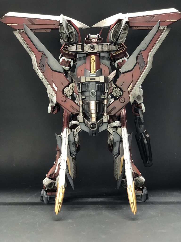 タクティカルアームズはかなり大きいので迫力満点です。かなり重いのでいいポーズで自立させるのは苦労します。