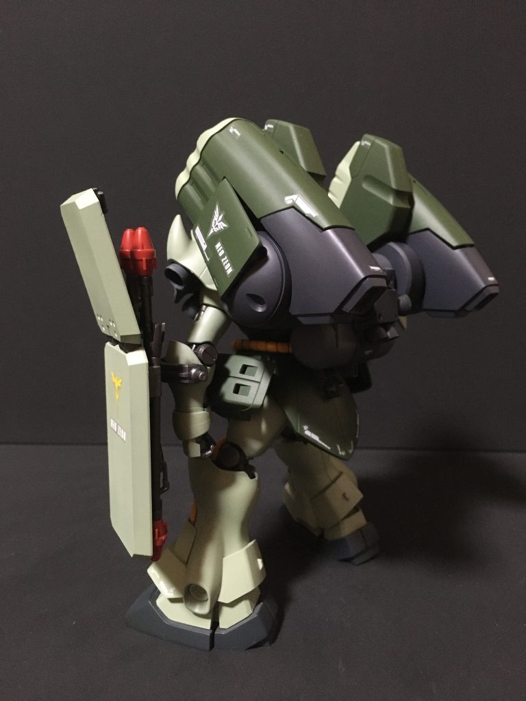 後方ショットバックパックにプラ棒差し込んでミサイルポッドを接続させています。