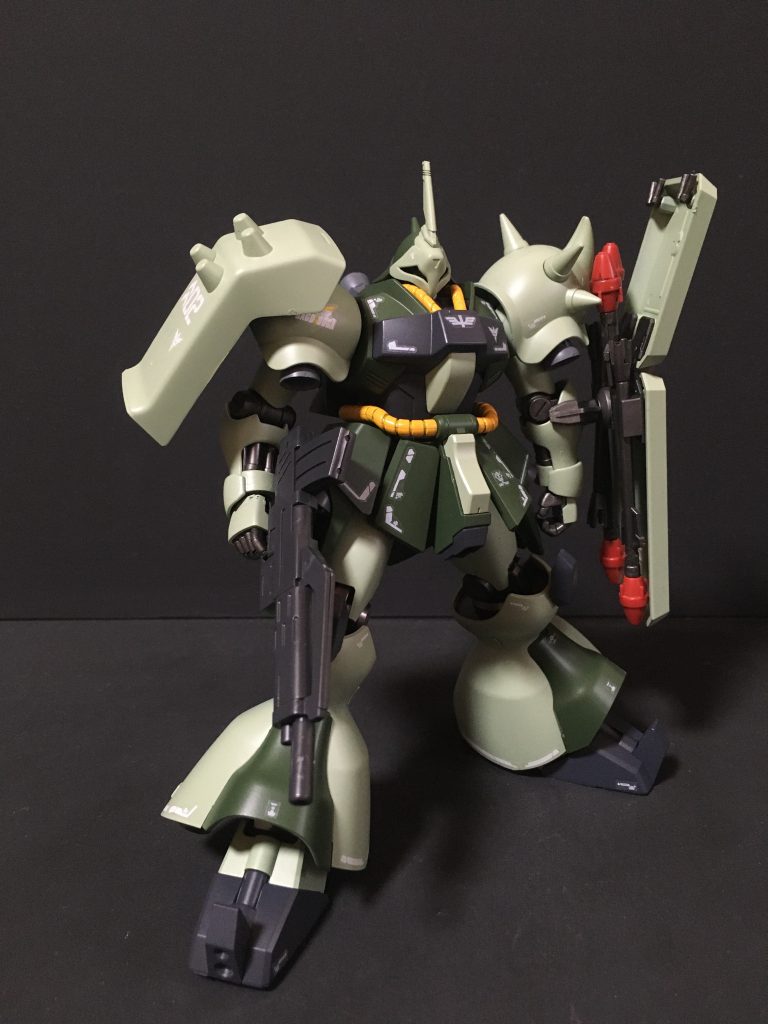 正面右第２次ネオジオン抗争時に製造を予定していた機体で、エースパイロット用・指揮官機として配備する予定であったという脳内設定です。 