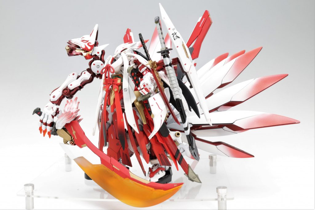 そして、この形態がナインテイル改のフルアーマープラン: ナインテイル 改二になります。イメージとして、アニメで言うところの二期の後半、ラスボス戦に向けての最終決戦仕様という感じです。巫女らしく千早をモチーフにした追加装甲は、抜刀などに対応できるように磁石で稼働式にして、パージすることもできます。ウェポンラック兼サブアームユニットは、シャーマンキングの主人公麻倉葉の甲縛式O.S白鵠をモチーフにしました。サブアームで扱う巨大な曲剣は犬夜叉が持っている鉄砕牙をイメージしたとうより鉄砕牙です。ロードアストレイの大剣の片側をドライヤーで炙ってひん曲げて作りました。刀身は先にエポパテで成形し、それをオユマルで型取りして透明のレジンのパーツを作って塗装しました。重すぎてポージングはできないです。