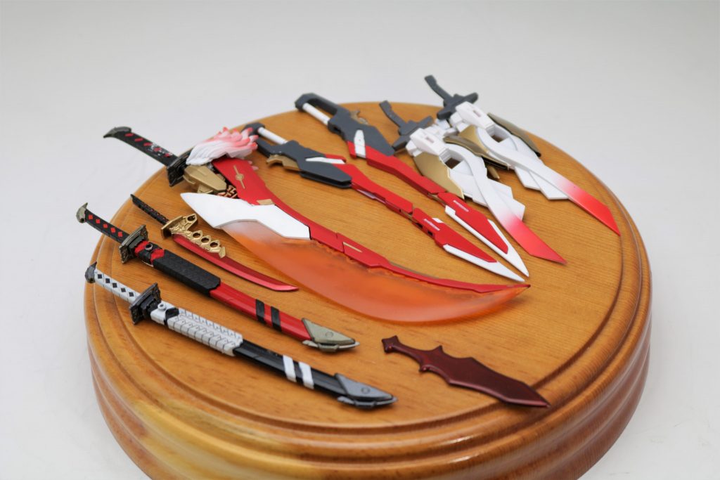 武装は追加武装も含め、実体剣を9本装備しています。9本目の短い石剣もシャーマンキングの二段階オーバーソウルに使ったフツノミタマノツルギをSDの孫策ガンダムアストレイの剣のパーツを使って似たような感じに成型しました。手に持たせてもよかったのですが、キツネ面が意外と大きくて使い方に困り、ウェポンラックという機能で短剣を咥えるというギミックにして何とか意味を持たせました。