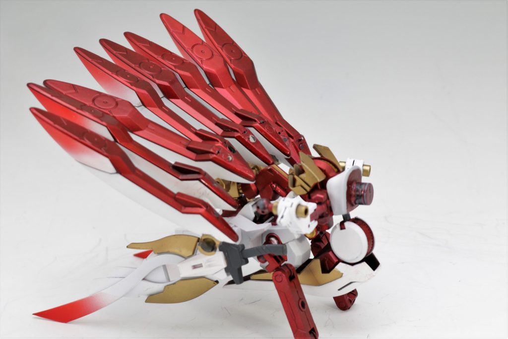 背面のテイルユニットは、磁石で上側のパーツは外せるようにしてあり、尻尾は全部ドラグーンみたいにオールレンジ攻撃が出来るような設定です。下側をHGのジンクスの腰のパーツとMGジンクスの腰パーツを組み合わせてスケール違いの差で尻尾に見立てた8本のパーツにしました。それらのパーツを、ボールジョイントで接続できるようにして、ヴァルキリーフレームの胸部パーツを中心にしRGのストライクフリーダムのバックパックのパーツを左右の起点にして、扇状に8つの尻尾のパーツを接続してあります。