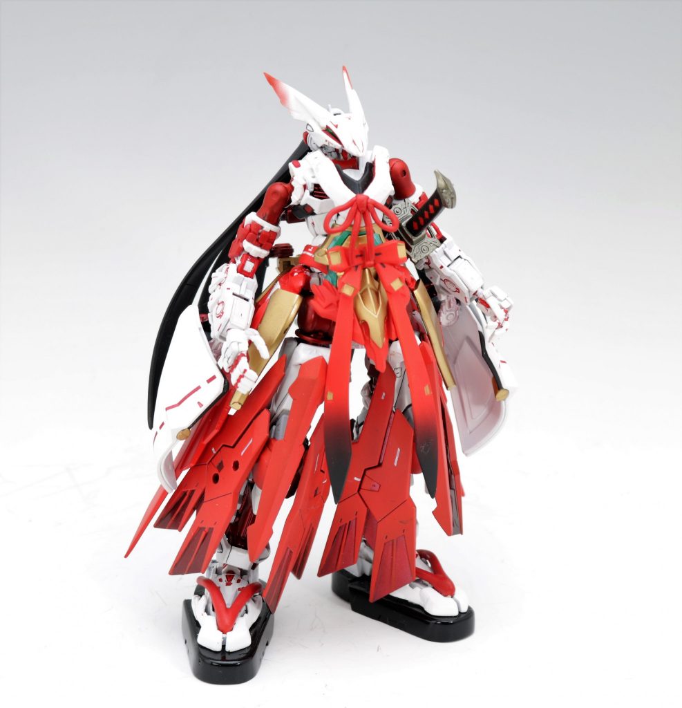 テイルユニットを外したノーマル形態です。RGのアストレイを素体にしていますが、肩のアーマーを外した状態だと、どうしても肩幅がありゴツイ印象になり女性らしいシルエットにならないので、モビルドールサラの肩のパーツをはめれる様に加工し肩幅を小さくしてあります。また、肩のパーツの影響で腕が少し伸びたためバランスが悪く、その分股関節にダブルオースカイのパーツを入れて脚は延長してあります。足は足袋に雪駄を履いているイメージで戦国アストレイのつま先と、MGヴァーチェの足を組み合わせました。