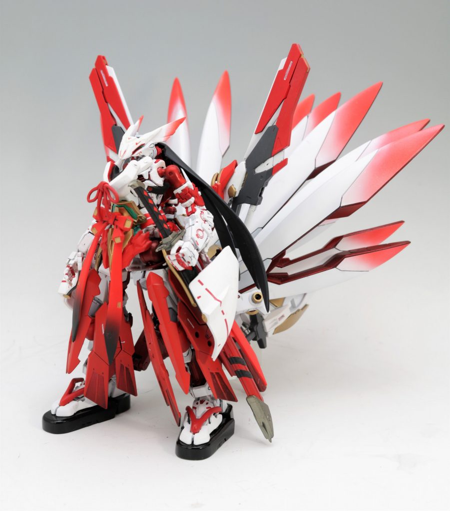 テイルユニットを装備した形態です。機体的には完成なので、ナインテイル改としています。前作よりもパワーアップした尻尾と、ダブルオースカイのバスターソードをアストレイレッドフレーム改のVフォームをモチーフに装備させました。この時点で機体は完成していましたが、それでは前作の二番煎じで、同じような事をしただけなので、もう一歩踏み込みました。