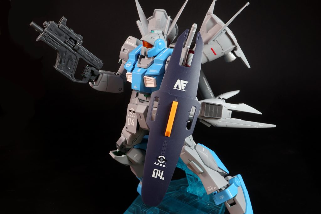 横からのポーズ-以下、妄想設定です-グリプス戦役終盤、ティターンズが続々と実戦投入を続ける第3世代の可変MS群に対し、エゥーゴはZ計画によって開発されたZガンダムを中心としたMSで対抗するものの、戦力の中心となる主力量産機はジムⅡやネモが大半を占めており性能面での劣勢が懸念されていた。そこでエゥーゴが計画したネモの強化プランの一つが本機である。本機は開発・製造された記録が存在しないにも関わらず、なぜか豊富な稼働データが存在する大型ブースターポッドをネモに搭載する事で短期間で完成に漕ぎ着ける事が出来た。しかし、本機が完成する頃にはより汎用性が高い量産機であるネロがロールアウトしていた事もあり、本機は少数の試作機が生産されたのみで量産は見送られた。