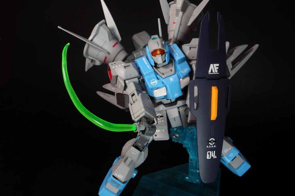 ビームサーベルで斬りかかる図装備はネモのままなので貧弱感はいなめません