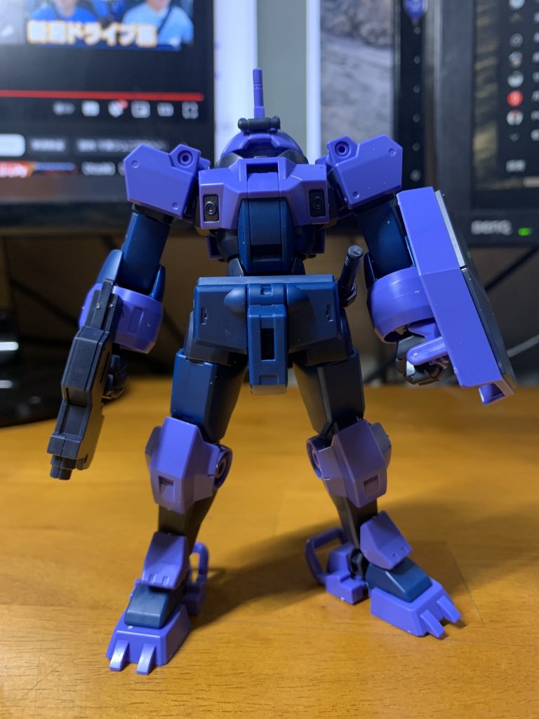 こちらは素組み状態。もともとはこんなあっさりした成型色なのです。