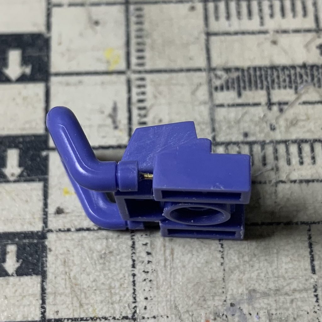 カカトのパイプ部分は一度切り飛ばして真鍮線でつなぎ、塗装をしやすく改修しています。数少ない改修箇所のひとつ。