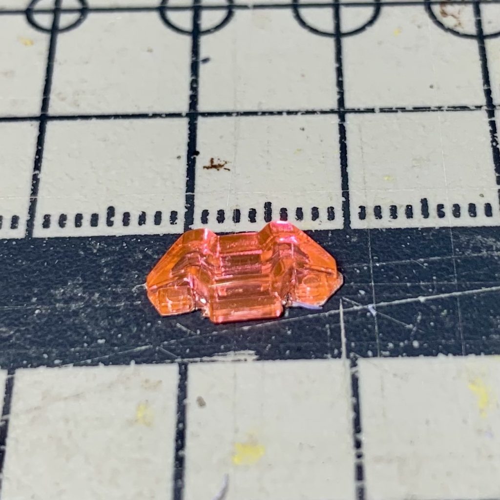 カメラカバーには裏側からラピーテープを貼り付けました。