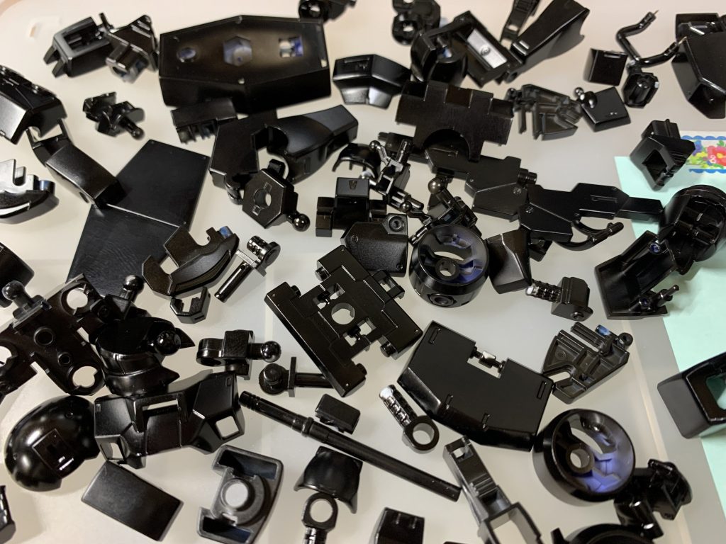 ラップ塗装の下地はガイアカラーのアルティメットブラック。