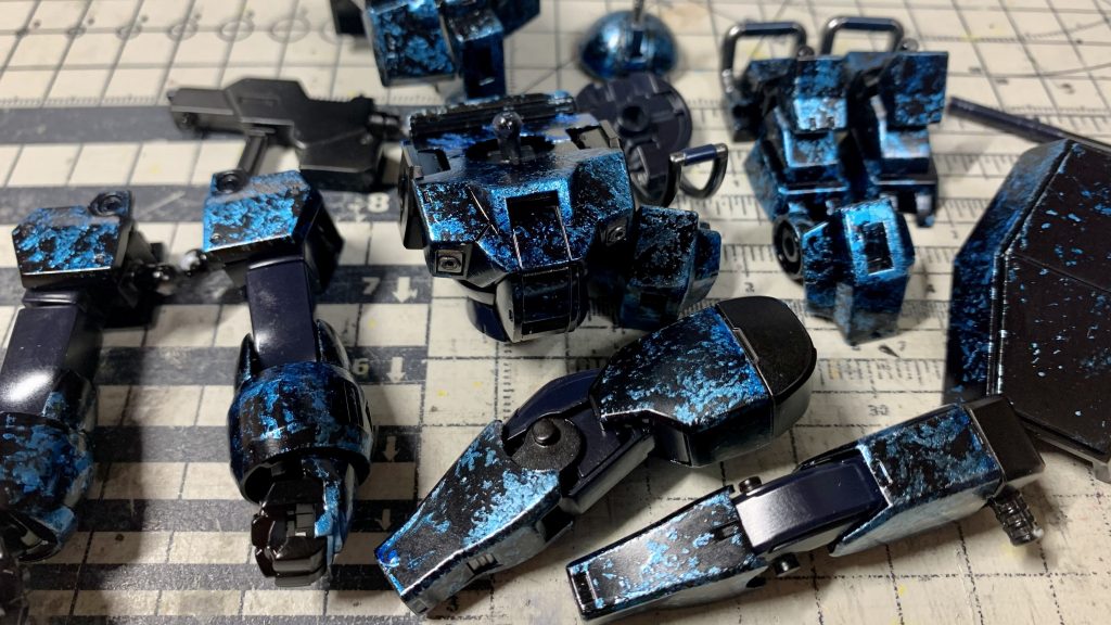 アルティメットブラックの下地にシルバーでラップ塗装し、その上からクリアーブルーを吹きました。