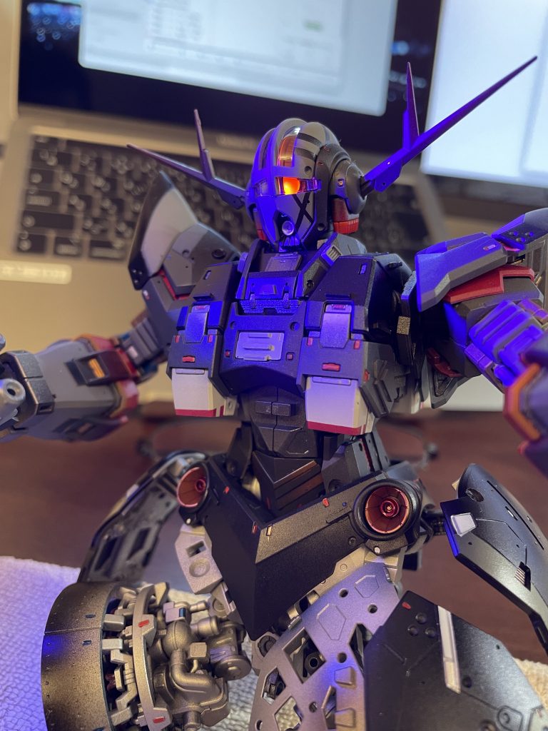 この時はカメラアイめちゃくちゃ光ってくれたのに、完成写真はなぜ光っていなかったんだろう?撮影時の照明なのか、ブラックライトの電池が減っていたのか、、、