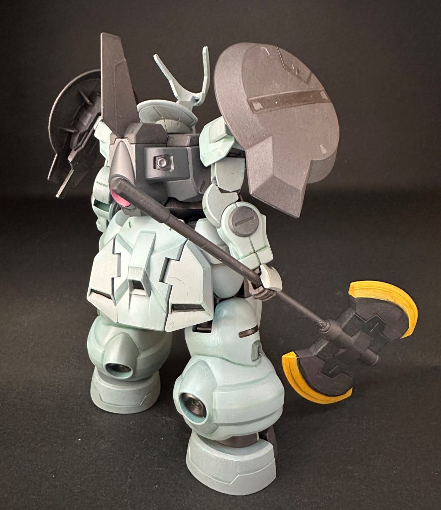 単色っぽくみえる部分は何度塗っても終わりが見えないのですが、肩の盾なんかは比較的上手く塗れたように思います。