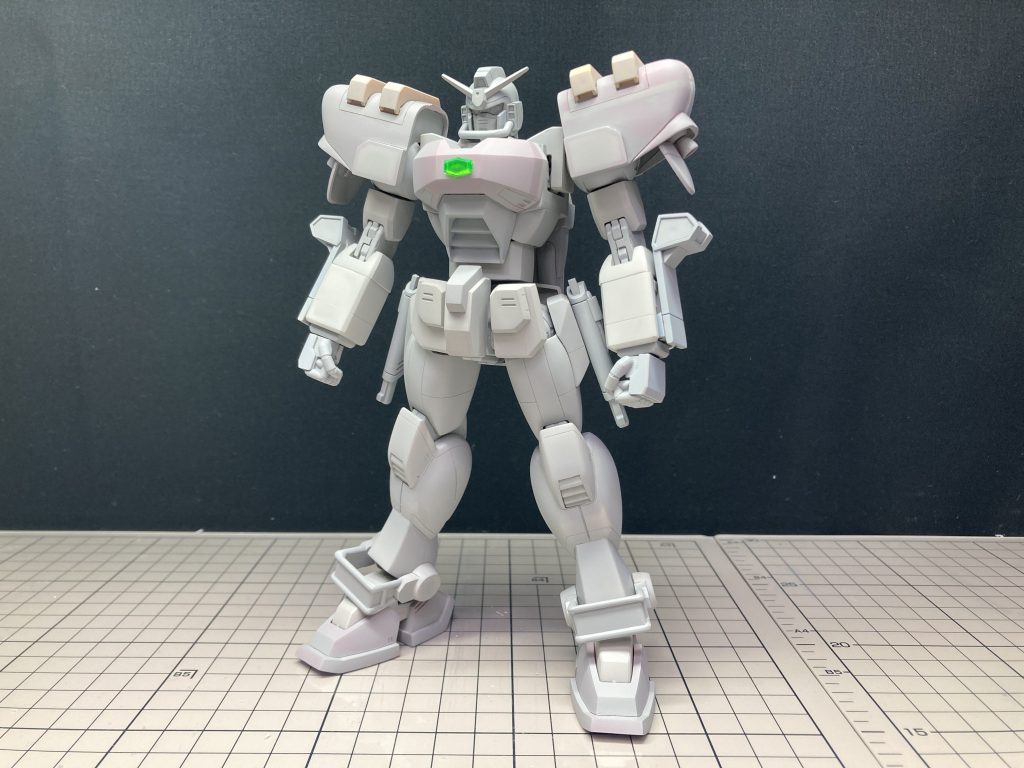 塗装前全体的に肉を付けてマッシブなプロポーションに可動範囲とギミックも両立