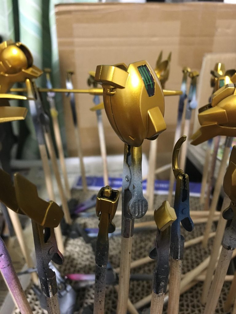 塗装は下地黒で上からパールゴールドとオレンジを少し混ぜたクリアーイエローで塗装しています全体の統一感を出す為に脚部の白の部分もゴールドにしています