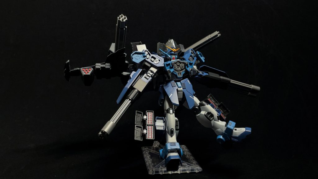 プレバン限定をニコイチする贅沢仕様。背中は趙雲のコマンドパッケージ。ガトリング部分は肉抜きが多く埋めるの面倒だったので30MMのパーツを使いました。前掛けはユーラヴェンガンダム。脚のミサイルも連結してEWに似た仕様にしています。