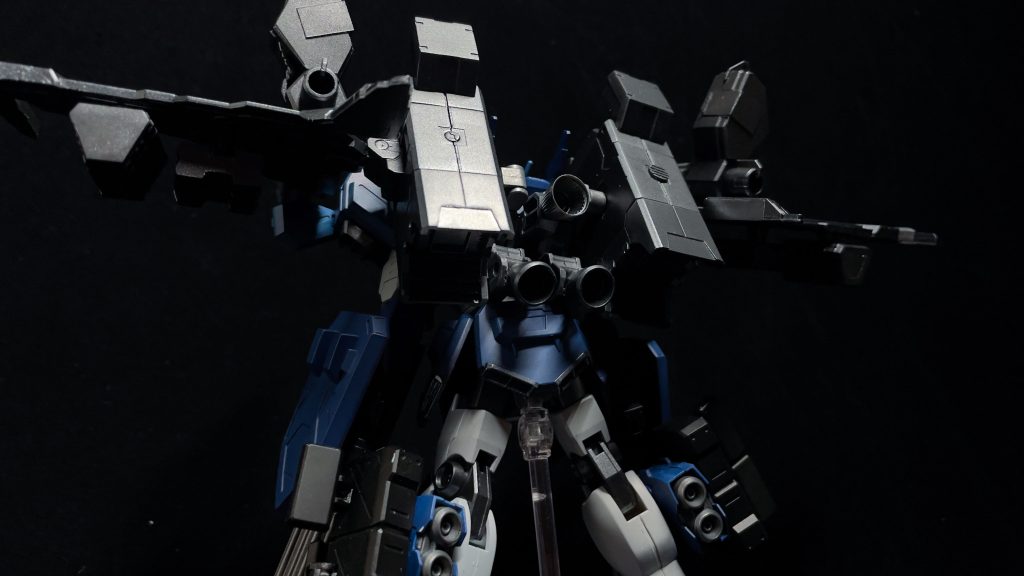 空間戦闘用らしく背面に大きいスラスター。上の一つは上下に可動します。ミサイルコンテナはみんな大好きMSGモデリングサポートグッズ。バックパックは確か30MMのガルドノヴァだっけな?あ、ミサイルコンテナの3mm穴埋めるパーツが左右逆になってる!