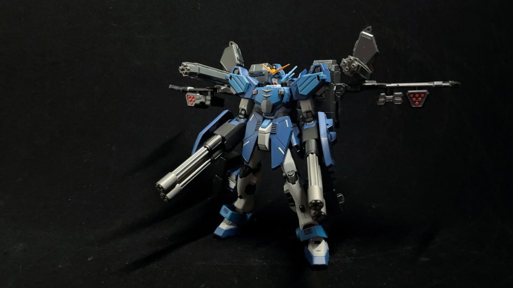 以上ヘビーアームズ改でした。動画にする予定でカメラを回しながら作っていましたが、時間が経ちすぎてモチベーションが上がらないので断念しました。改造の反省点はミサイルハッチなど関節部分のクリアランス確保を怠ったことです。フルバーストしたら塗装が剥げました、つらい。フリーハンドできれいにプラ板を切ることに憧れてやってみたところ、まーひどい結果に。素直に定規を使いましょう。あと、カラーリングがEW版に寄せすぎたなと。TV版らしく少し明るめにしてやればよかったです。趙雲のパーツは使う予定がなく、MSGのミサイルコンテナを4つ付ける予定でした。ガトリングやミサイルが増えて、明確にパワーアップしてるように見えていいですね。それでは。