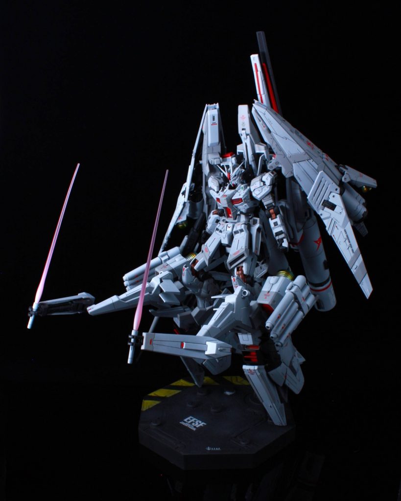 足の装備に隠し腕を装備しているので、接近戦はこちらで対応。