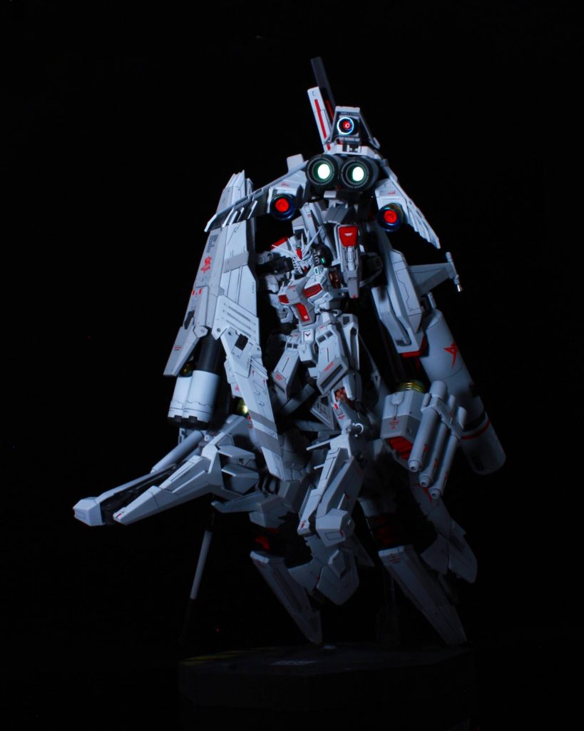 2連装メガ粒子砲 x2の高火力装備。他にも、背部ロングレンジフィンファンネル、脚部3連ビームキャノンx2、背部ミサイルポッドx2の武装あり