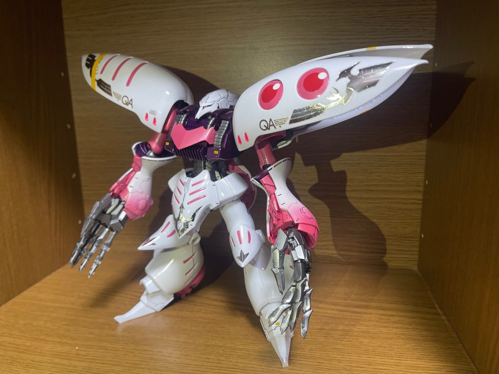 両腕の袖には、先に向かうにつれてピンクのグラデーションで耳の先をイメージ。向かって前方右と後方左のバインダーには目の塗装を。反対側のバインダーには耳のリングをイメージした黄色のラインを引きました。