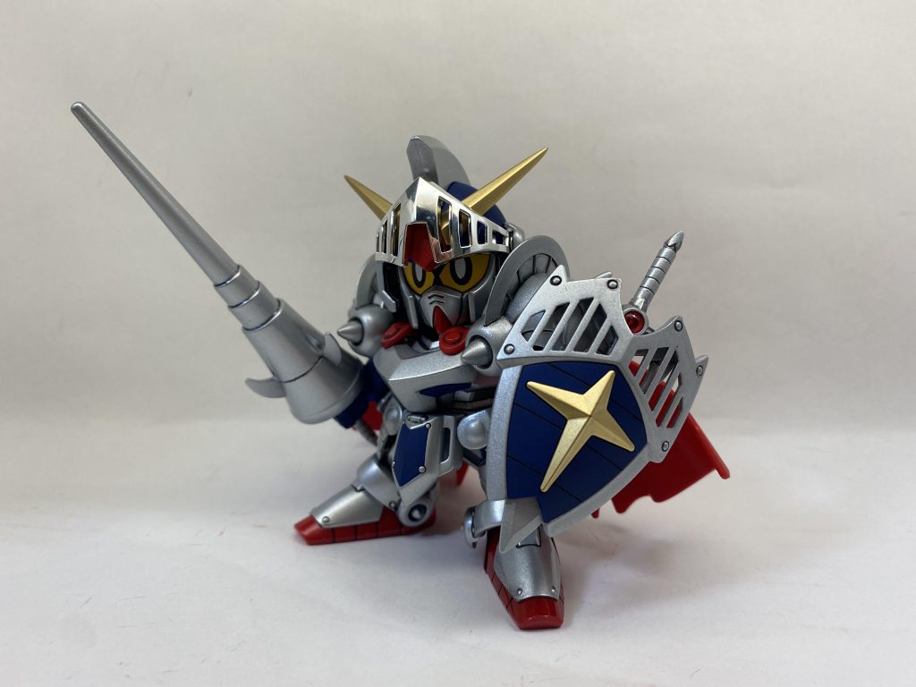 槍を持たせて。追加工作としては電磁スピアと肩の鎧の合わせ目消しと一部手首パーツの肉抜きを埋めたくらいですが,本体のできがいいのでそれだけでもいい感じになりますね。