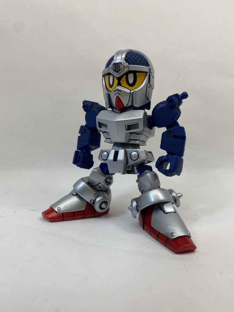 まずは軽装形態。子どもの頃に三国伝のプラモで鎧を入れ替えて遊んでたのを思い出します。同じLEGENDBB同士なら入れ替え遊びもできるのかな?