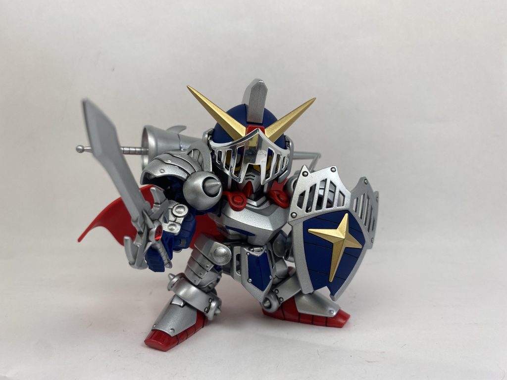 フェイスガードを下ろして。無塗装状態でもフェイスガードだけはメッキ加工されています。鎧と色味を合わせると考えると多分塗装した方が良かったんでしょうがせっかくなのでそのままにしました。