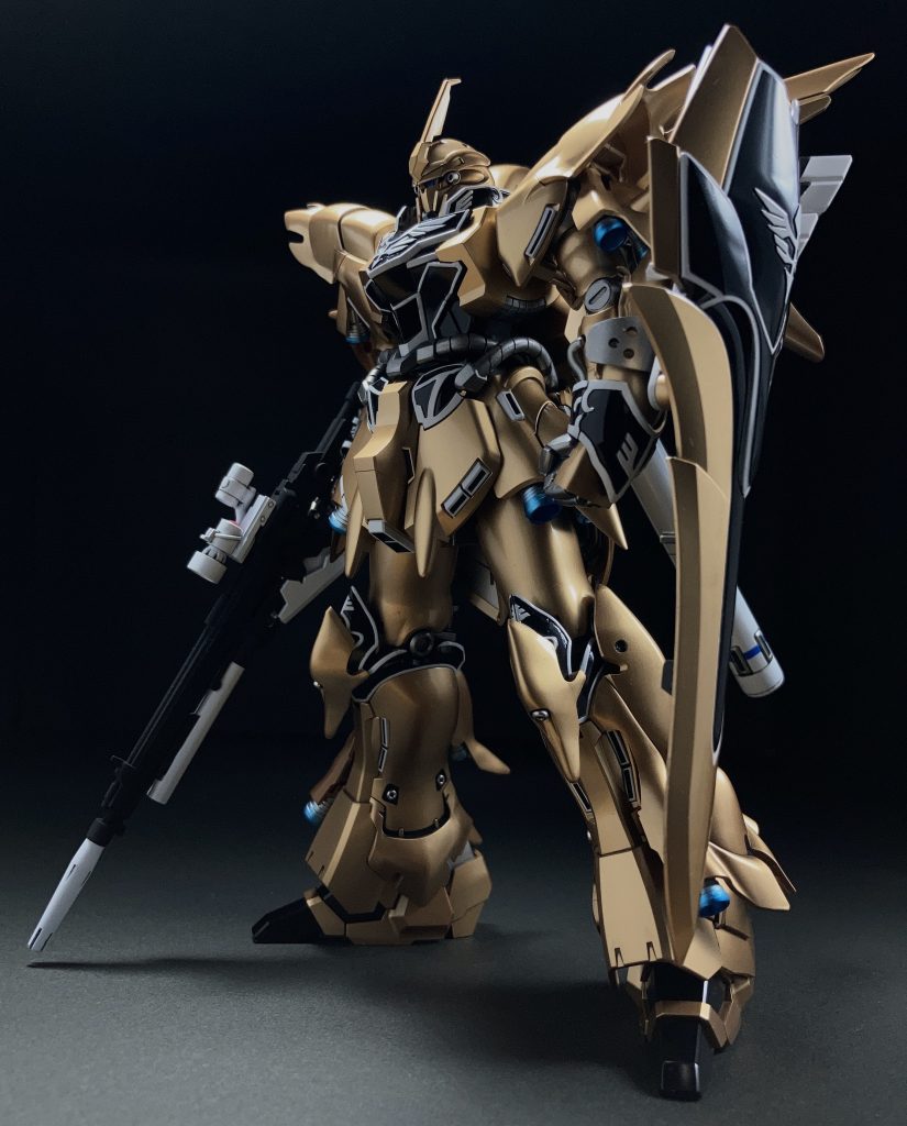 ゴールドはFinisher'sの赤金をそのまま使っています。シナンジュはHGの割にパーツも多く時短のため極力サフなし塗装してみました。