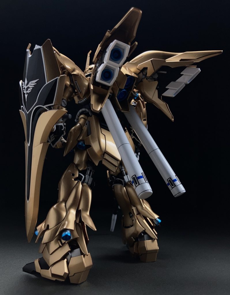 黒×金の配色から漂うお仏壇感が凄かったので差し色に青を使ってみました。少しは地味感を軽減できたかな?