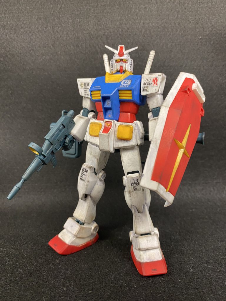 まず正面合わせ目は本体のみ消しています(後に作る予定のジオラマではビームサーベルを持たせる予定のため)。昔のHGと言うこともあり,最近のスタイリッシュ路線なプロポーションではないですが,初代のアニメのイメージ的にこっちの方が劇中には近い気がします。