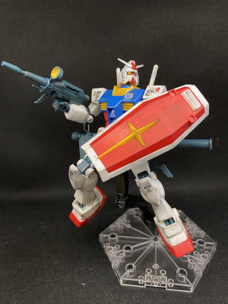 臨戦態勢に入るガンダム。