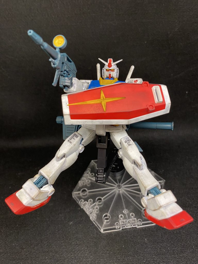 盾を構えながらのビームライフル狙撃!