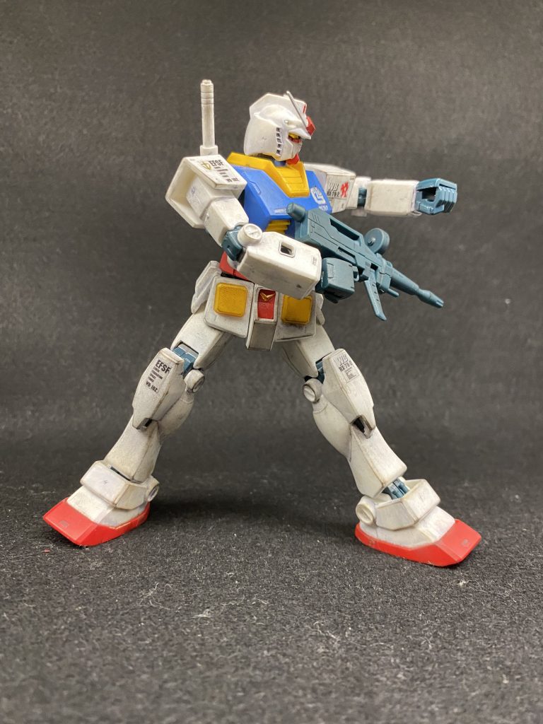 古いキットなので可動は狭いですが,一応ニュータイプ撃ちもできます。イデオンのバッフクランのボスもこんなポーズしてましたが当時の富野監督のお気に入りだったのだろうか。