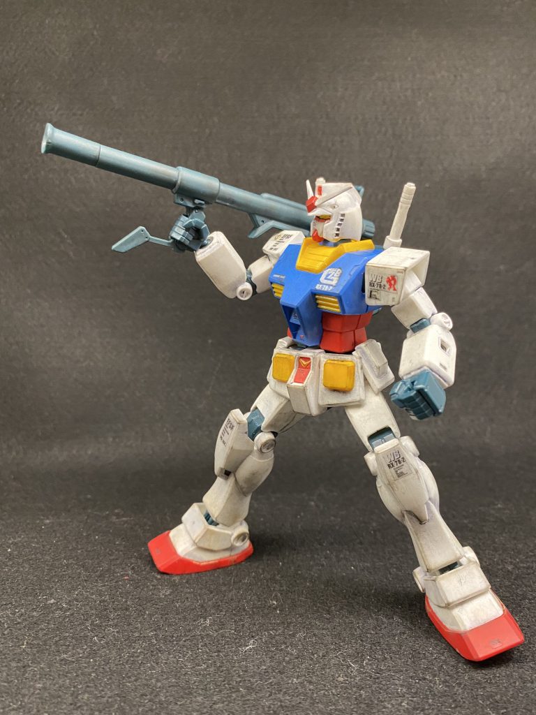 続いてバズーカを構えて。