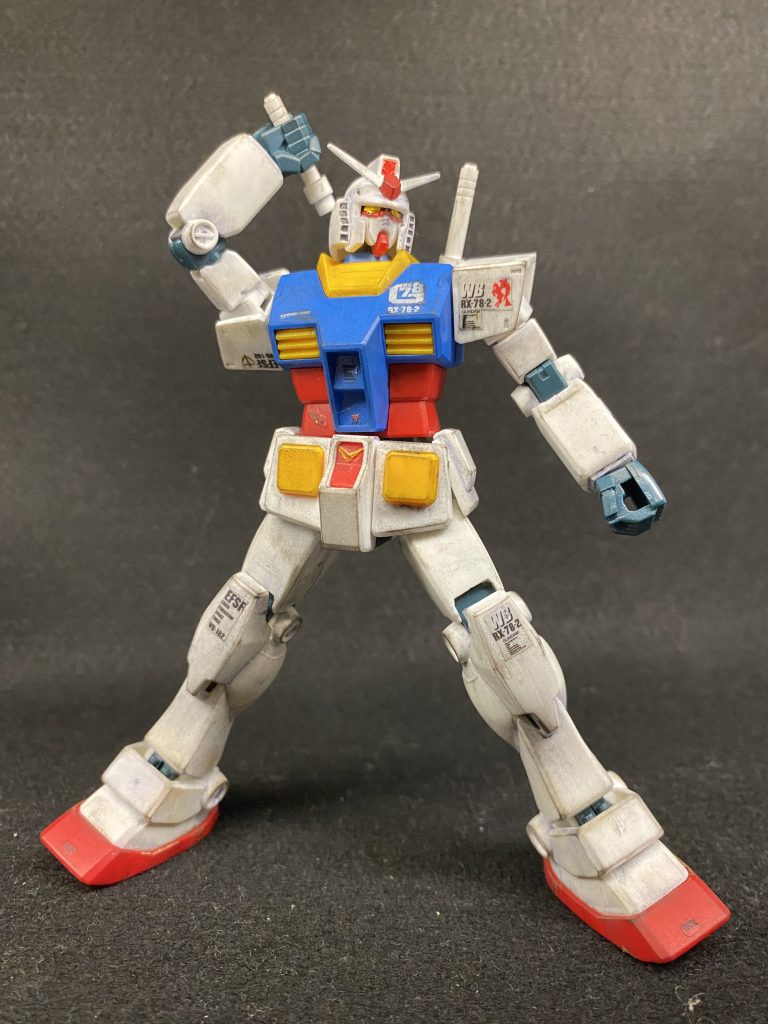 ビームサーベルを抜くガンダム!