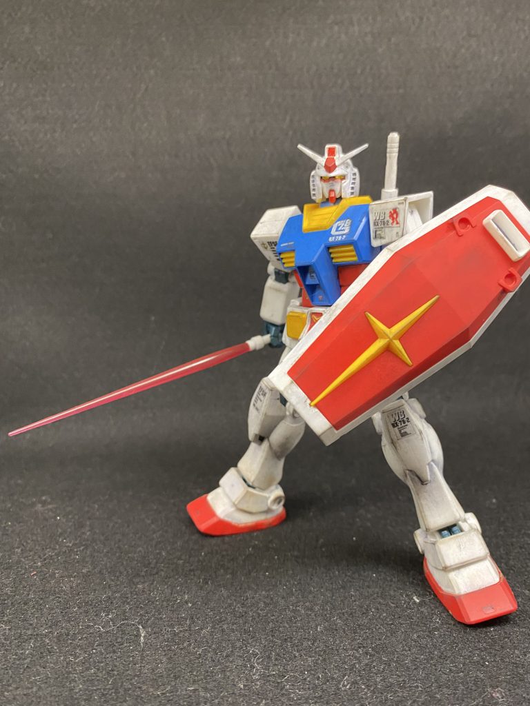 ビームサーベルを構えるガンダム。