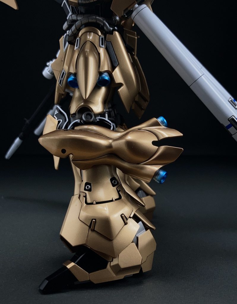 腕や膝、脚にカシメ玉を嵌め込む程度のプチ改造しています。