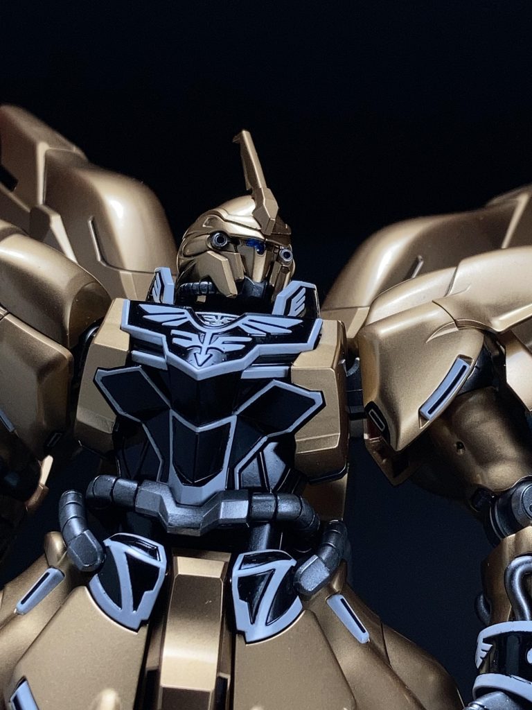 モノアイはHアイズを使ってクリアブルーにしています。これでも少し削って視界広げてるんですが、光当てて覗き込まないと見えません。視界不良。