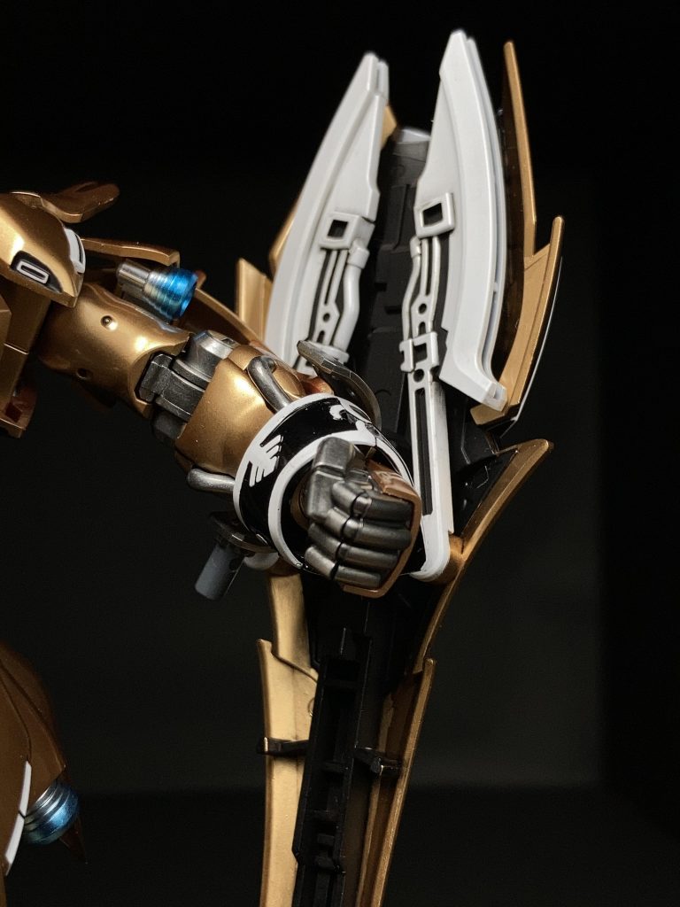 合わせ目は腕や脚など目立ったところは消して後ハメ加工しました。シールド内側の塗り分けがしんどいポイント。