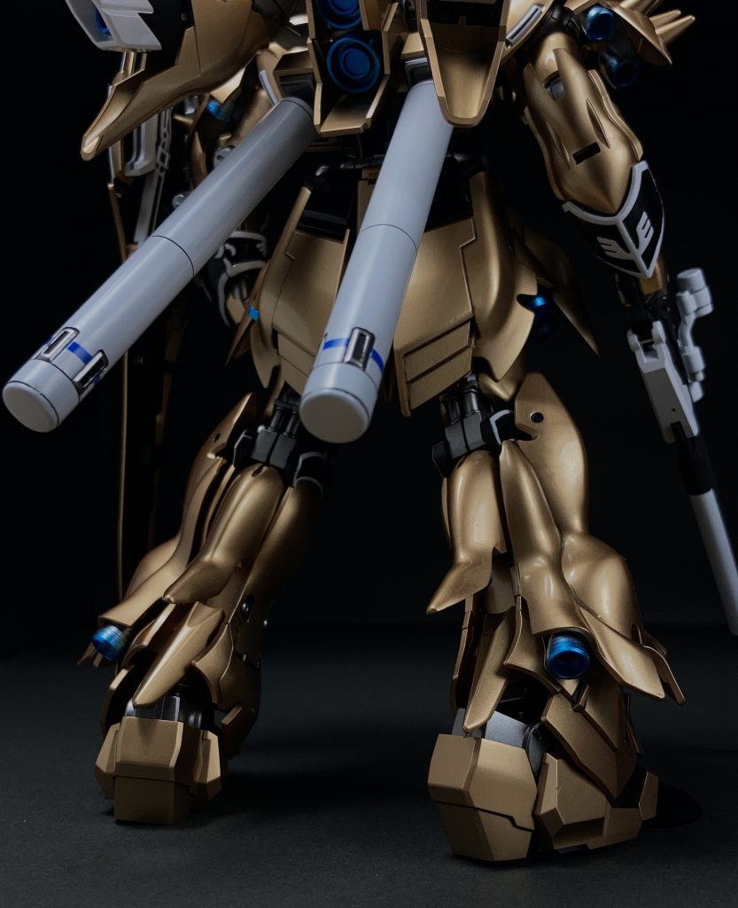 膝裏の合わせ目を段落ちモールド化。ふくらはぎのバーニアカバーの先端を削ってシャープにしたりしています。