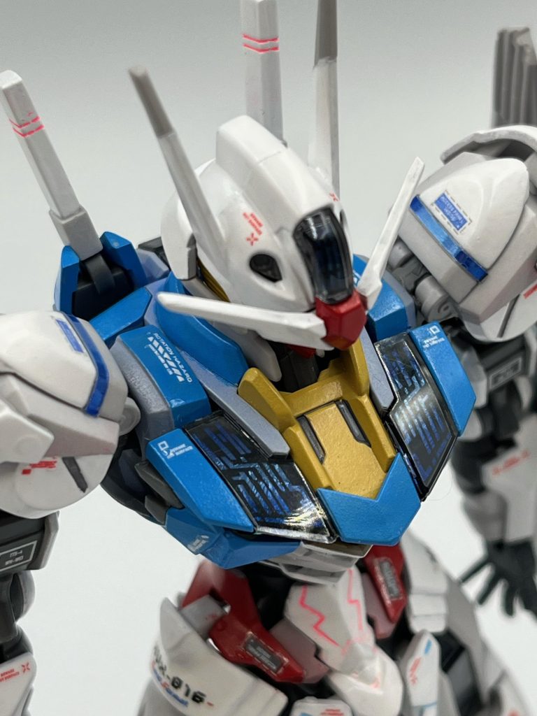 胸の発光部分(名前がわかりません・・・)はブルーで自作。蛍光塗料を使わず通常照明だけで反射するように工夫したのですが、クリアパーツがスモークなのでイマイチ目立ちません(涙)いっそのことそのまま貼っちゃう方が写真映えは良いかもしれません。