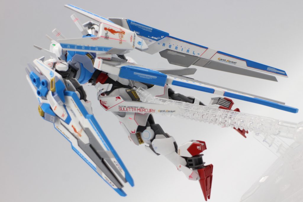 追加の小型シールドも背中に収納可能。