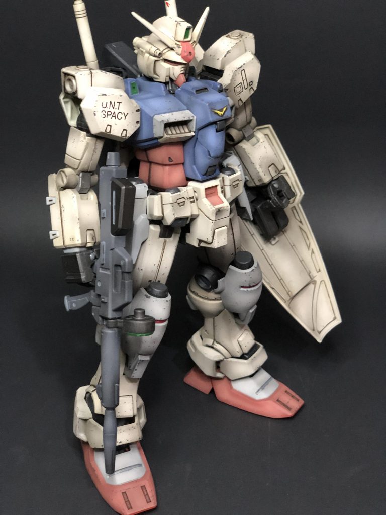 ホワイトの部分は少しグレー系の部分でアクセントをつけています。