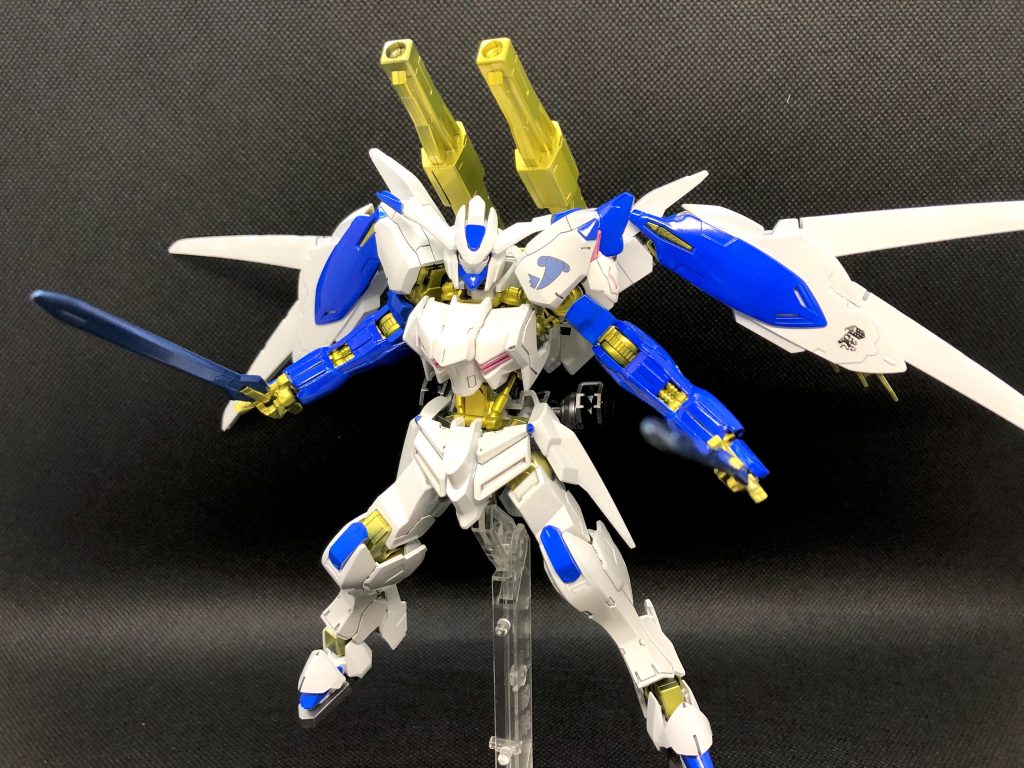 肩のマーキングは角笛に戻しました。