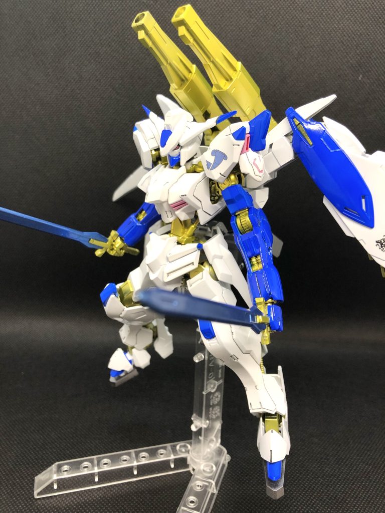 変化をつけるためにバエルソードはメタルブルーです。柄はパーツを紛失したので、自作しました。