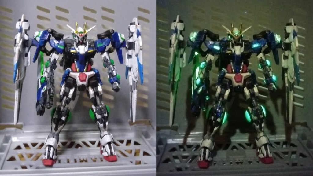 左: 白色光の下で UV ライトなし右: 暗い場所では UV ライトのみを使用してください