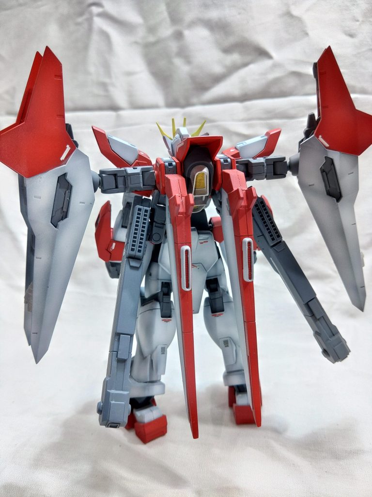 リアビュー。ウイングゼロ(TV版)が好きなので、メインブースターはウイングゼロを意識してます。ブースターの接続基部はもう少し何とかなったと思うのですが自分の技量ではなんとも出来なかったのでゆくゆくは理想に近づけたいです。