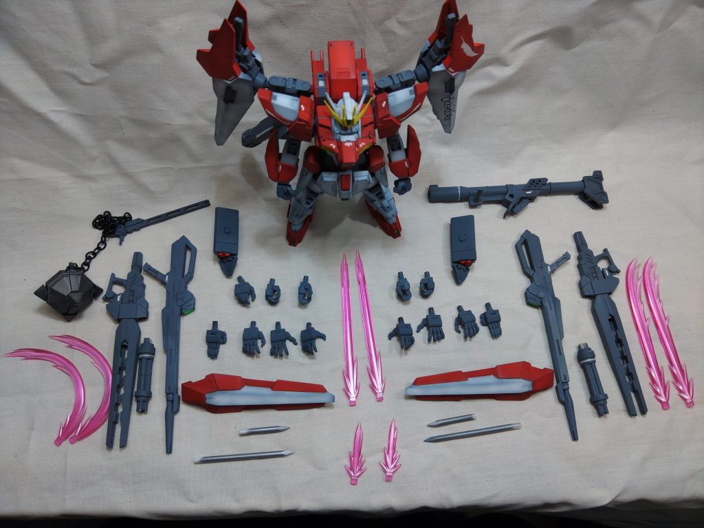 ディオスクロイの名の通り、武器は基本2本1対で作ってます。バスターライフルの保持力の為、手首はボールジョイントではなく、3ミリ軸の物を採用してます。また、手自体は表情豊かなMSGにしてます。平手だけでも三種類ありますしね。武器やシールドもMGS製です。シールドにはパイルバンカーを内臓してます。シールド手前の杭がそれです。収納状態と展開状態の2本作りました。サーベルエフェクトもグラデーション塗りしてます。