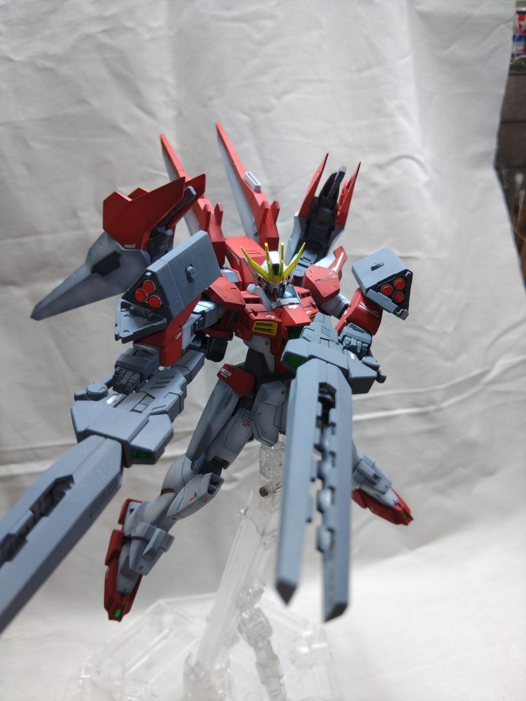 腕のミサイルは、楽園追放のニューアーハンのバトルシーンを観てリファインの時には追加した武装です。ただ、この形だとキュリオスですね